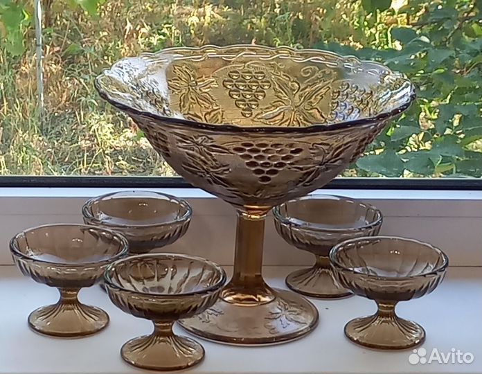 Ваза для фруктов и розетки.Цветное стекло