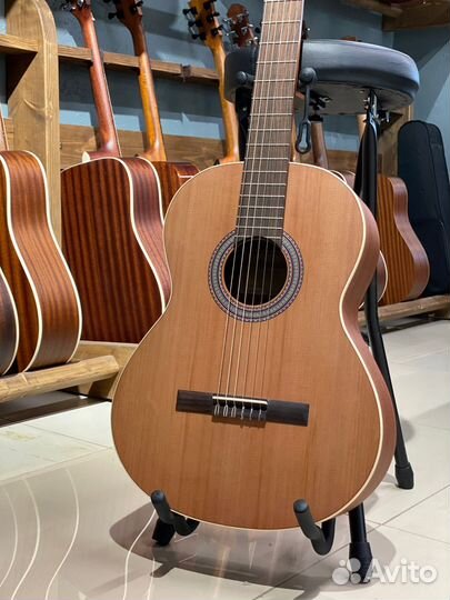 Классическая гитара Alhambra