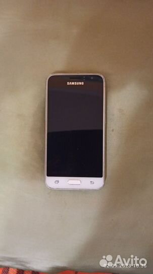Телефон Samsung galaxy J1