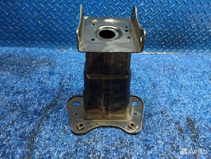 Кронштейн усилителя бампера передний левый