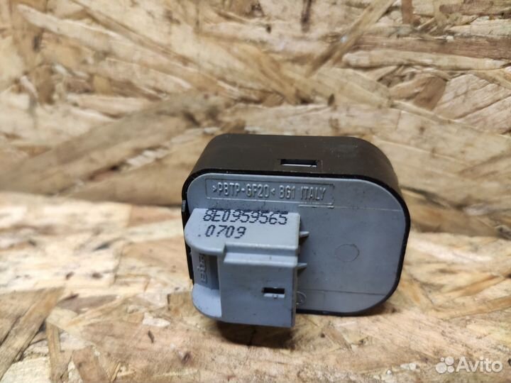 Блок управления зеркалами Audi A3 8P рест 2