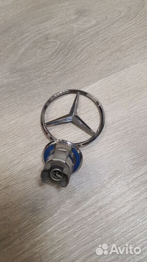 Эмблема mercedes-benz A2218800086