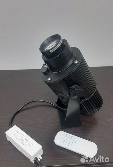 Гобо проектор реклама на тротуаре и фасаде здания