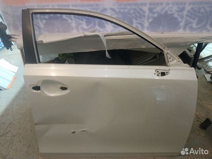Lexus CT200h правая передняя дверь