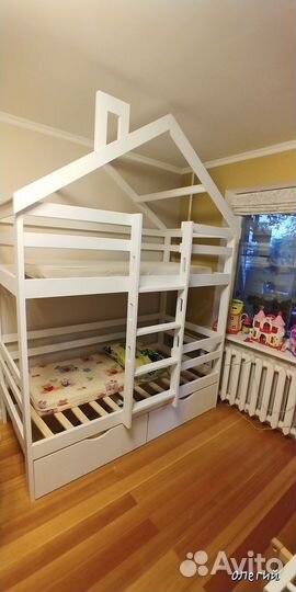 Двухъярусная кровать домик