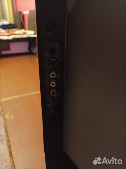 Телевизор Sony на стойке