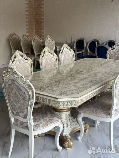 Стол со стульями