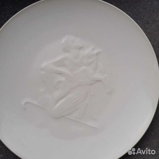 Антикварная рельефная тарелка кпм мальчикс барашко