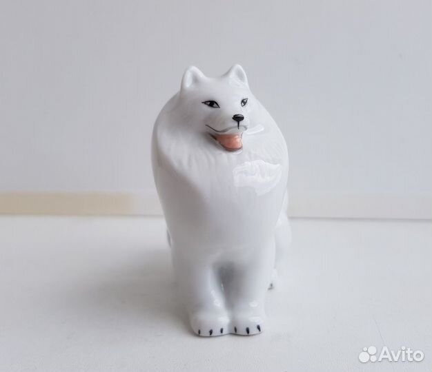 Фарфоровая статуэтка Собака 