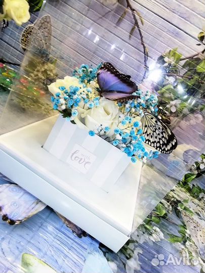 Букет цвет с живыми бабочками в подарочной коробке