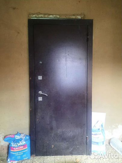Дверь входная металлическая с зеркалом