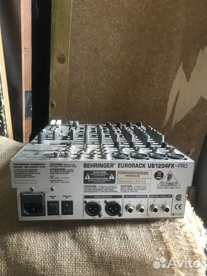 Микшерный пульт Behringer UB1204FX-PRO