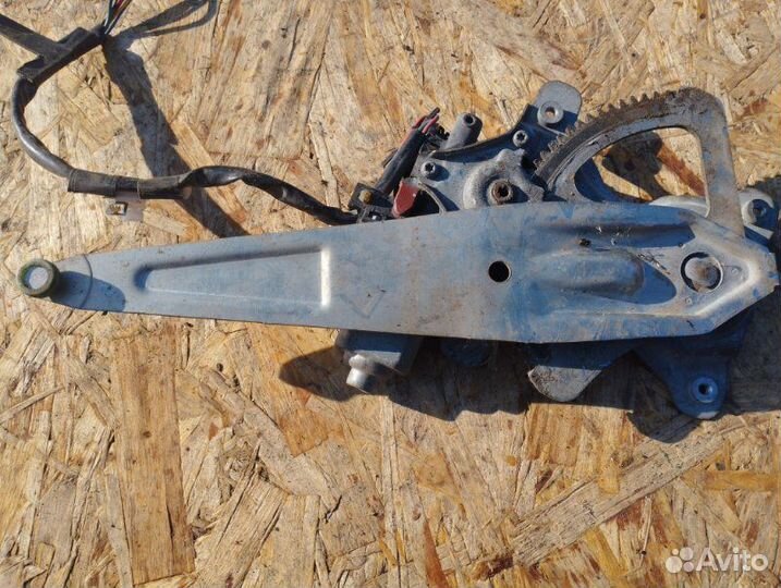 Стеклоподъемник задний левый Toyota Land Cruiser