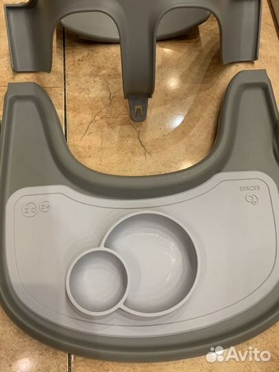 Столик, ремни, тарелка, слюнявчик stokke