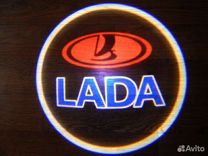 Логотип в двери лада