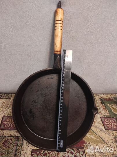 Чугунная сковорода с ручкой,блинная