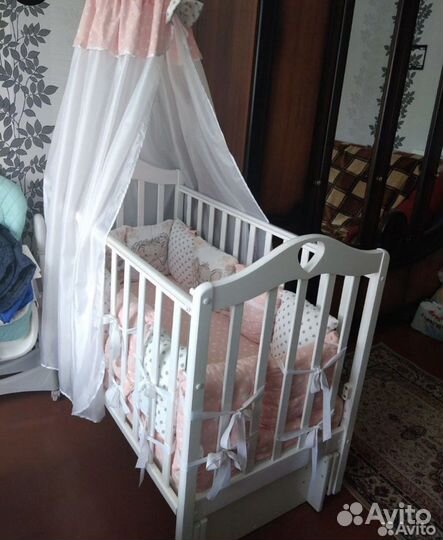 Детская кроватка с маятником белая