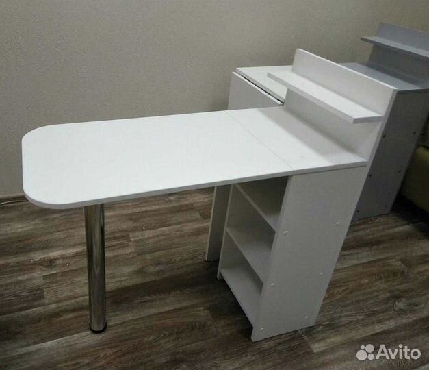 Маникюрный стол