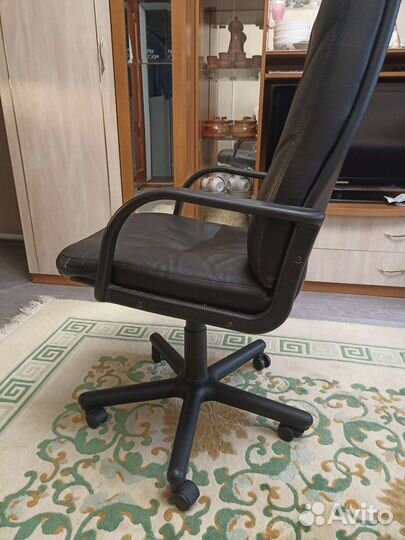 Офисное кресло(кожаное)
