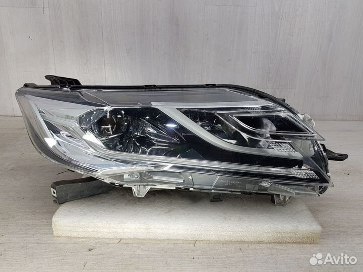 Фара правая Mitsubishi Pajero