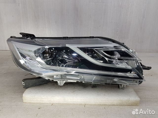 Фара правая Mitsubishi Pajero