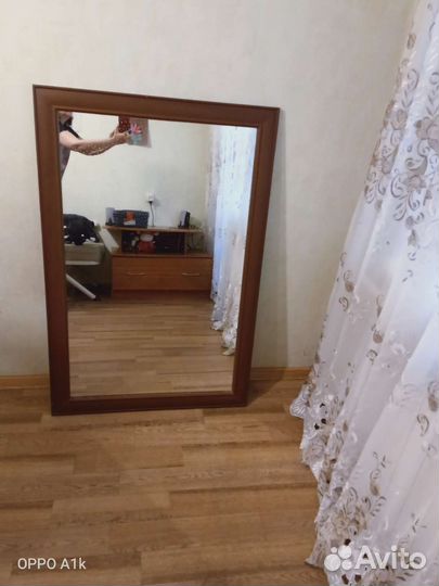 Зеркало настенное в деревянной раме