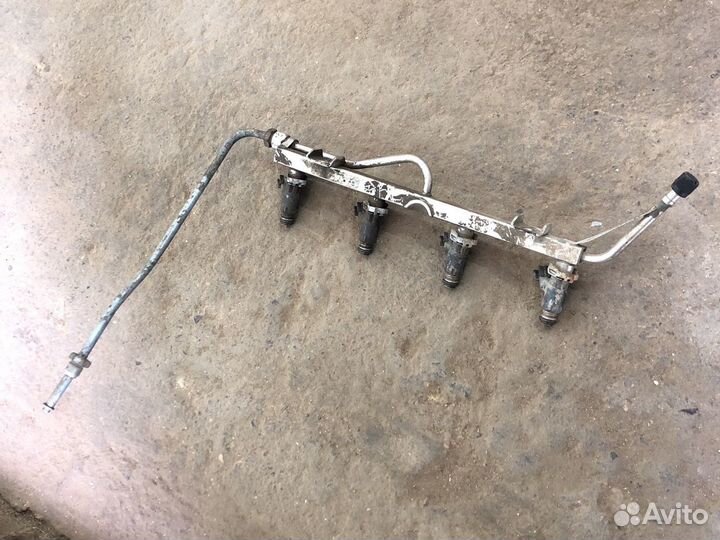 Топливная рампа с форсунками на 21127 мотор