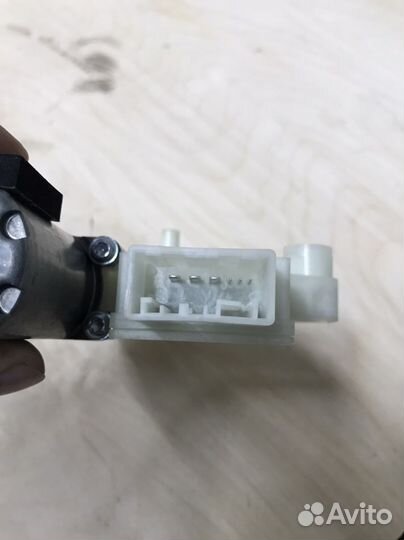 Моторчик стеклоподьемника задний левый Passat B8