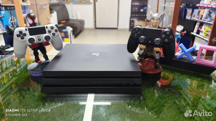 Sony PS4 PRO (7208 ) 2 Геймпада