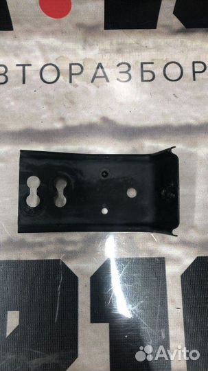 Крепление бампера переднее правое Infiniti Fx50