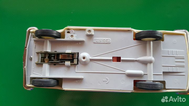 Заводная игрушка Волга газ 24