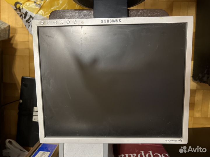 Кровать, компьютерный блок, монитор