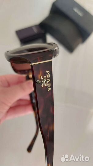 Солнцезащитные очки женские Prada