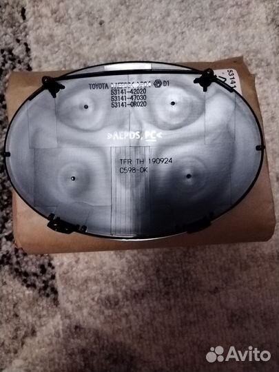 Эмблема передняя Toyota RAV4