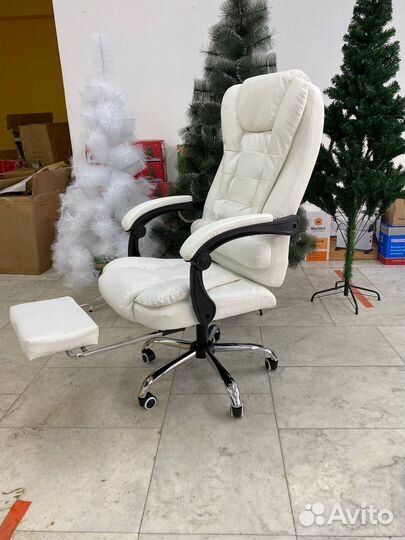 Офисное кресло с подножкой