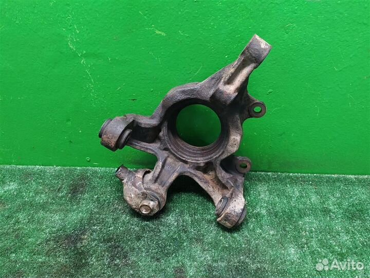 Кулак задний правый Lexus RX300 (MCU35) 2003