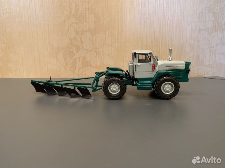 1:43 Модель Трактор Т-125 с плугом плн-5-35
