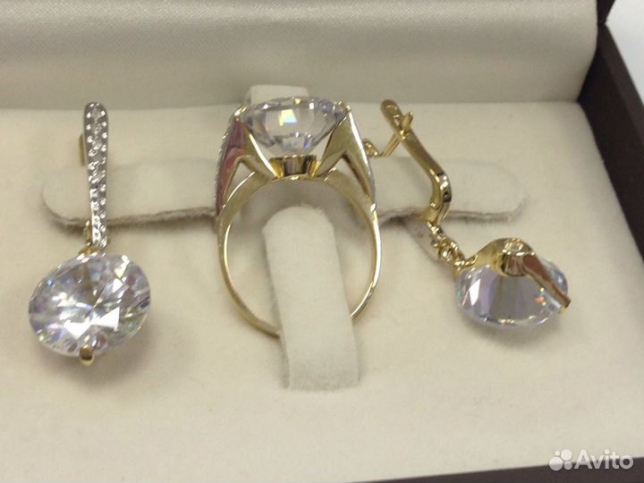 Комплект из золота с бриллиантами