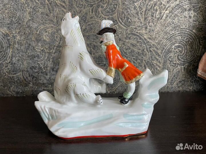 Статуэтка Барон Мюнхаузен с белым медведем