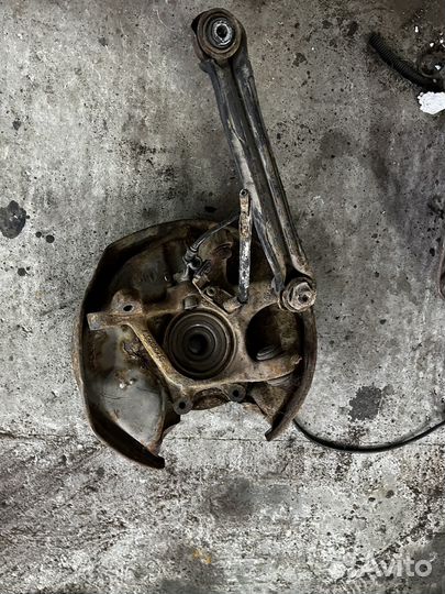 Кулак задний левый A2101805 w210 Mercedes