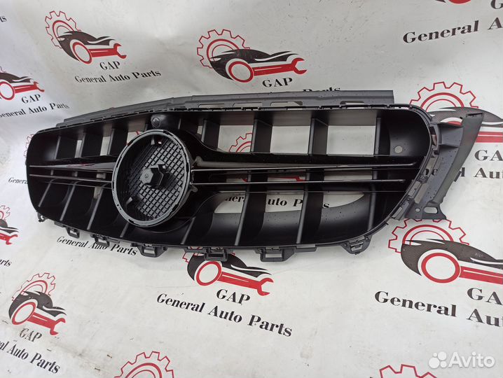 Mercedes W213 AMG 6.3 решетка полностью чёрная