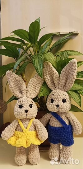 Вязаные игрушки ручной работы. Зайки и котики