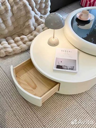 Футуристичный журнальный стол