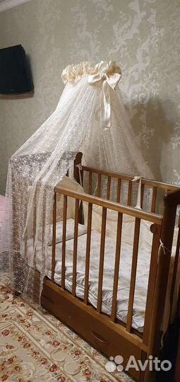 Детская кроватка с поперечным маятником