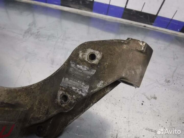 Кронштейн рычага передний правый Volkswagen Polo