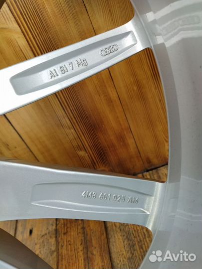 Оригинальные колеса на Audi Q8 / Q7 4M R22