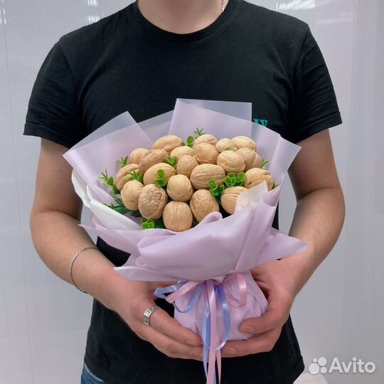 Букет из орехов