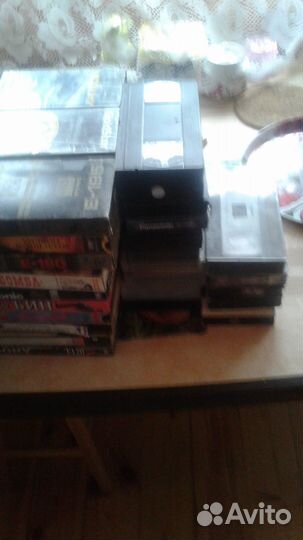 Видеокассеты с разными фильмами разных жанров