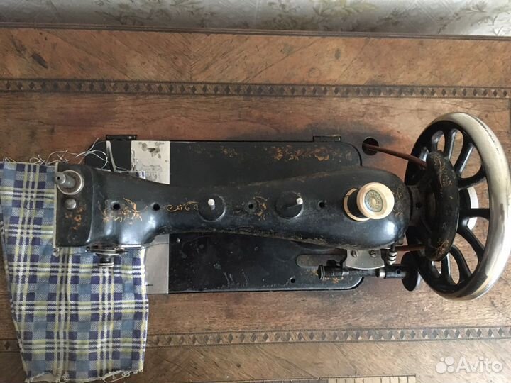 Антикварная швейная машинка