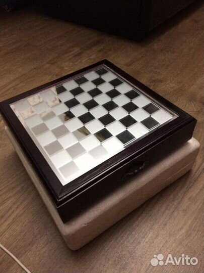 Доска-шкатулка для шахмат, шашек новая и фигуры